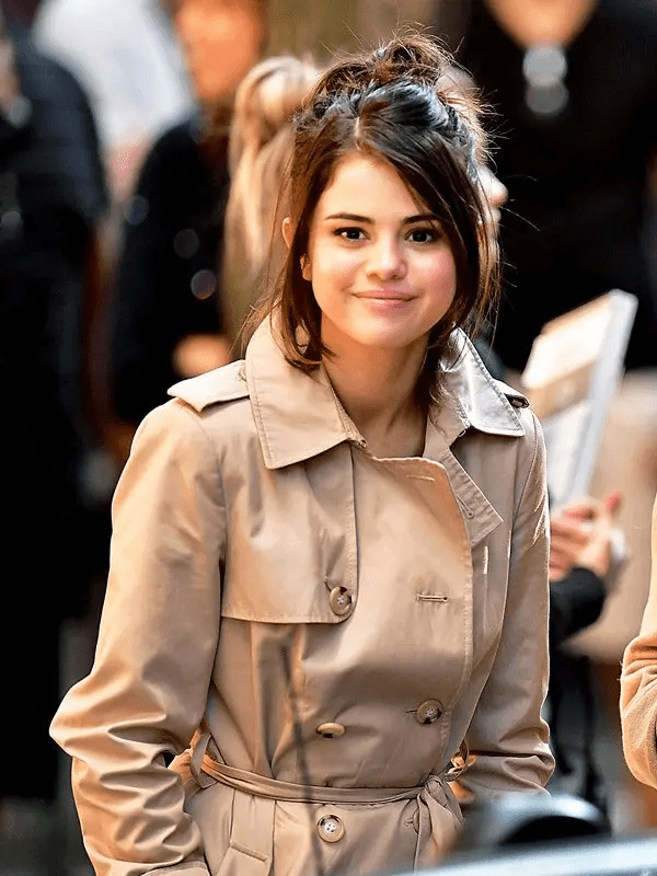 selena gomez rocks a beige turtleneck with a louis vuitton trench coat  while out shopping in new york city-250121_7